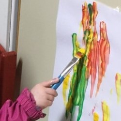 barn målar på staffli